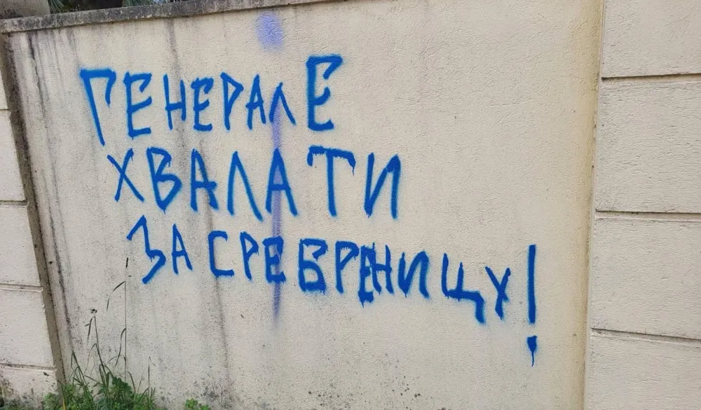 Na ogradi Ambasade BiH u Podgorici ispisana poruka "Generale, hvala ti za Srebrenicu"