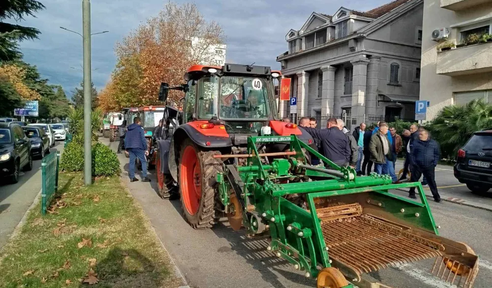 Poljoprivrednici traktorima do&scaron;li na protest ispred Vlade