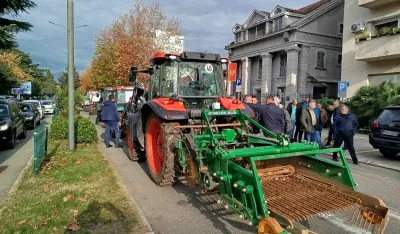Poljoprivrednici traktorima do&scaron;li na protest ispred Vlade