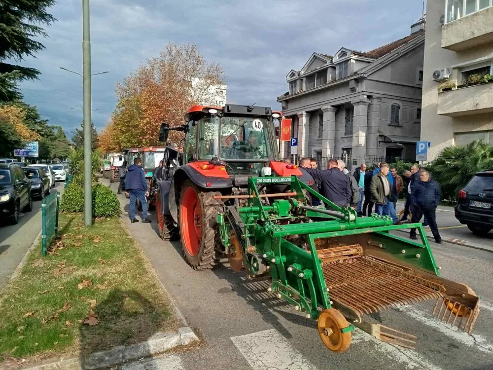 Poljoprivrednici traktorima do&scaron;li na protest ispred Vlade