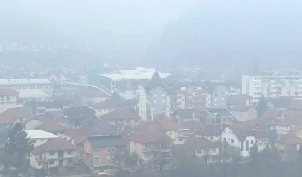 Građani se gu&scaron;e u dimu, a političari prave farse