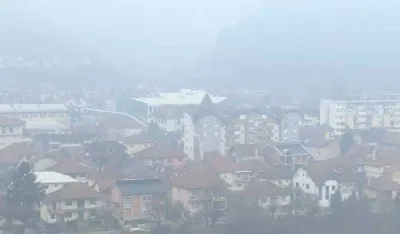 Građani se gu&scaron;e u dimu, a političari prave farse