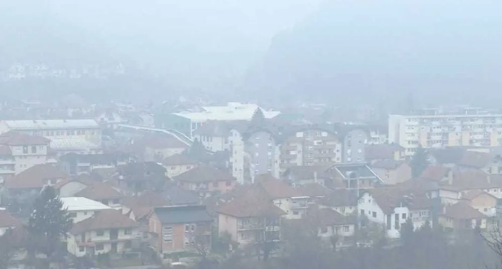 Građani se gu&scaron;e u dimu, a političari prave farse