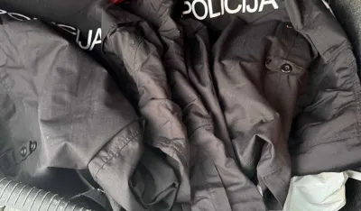Policija kod OKG i OIL prona&scaron;la lažne policijske uniforme, telefon sa kripto za&scaron;titom, oduzeta tri vozila