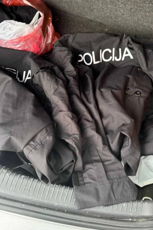 Policija kod OKG i OIL prona&scaron;la lažne policijske uniforme, telefon sa kripto za&scaron;titom, oduzeta tri vozila