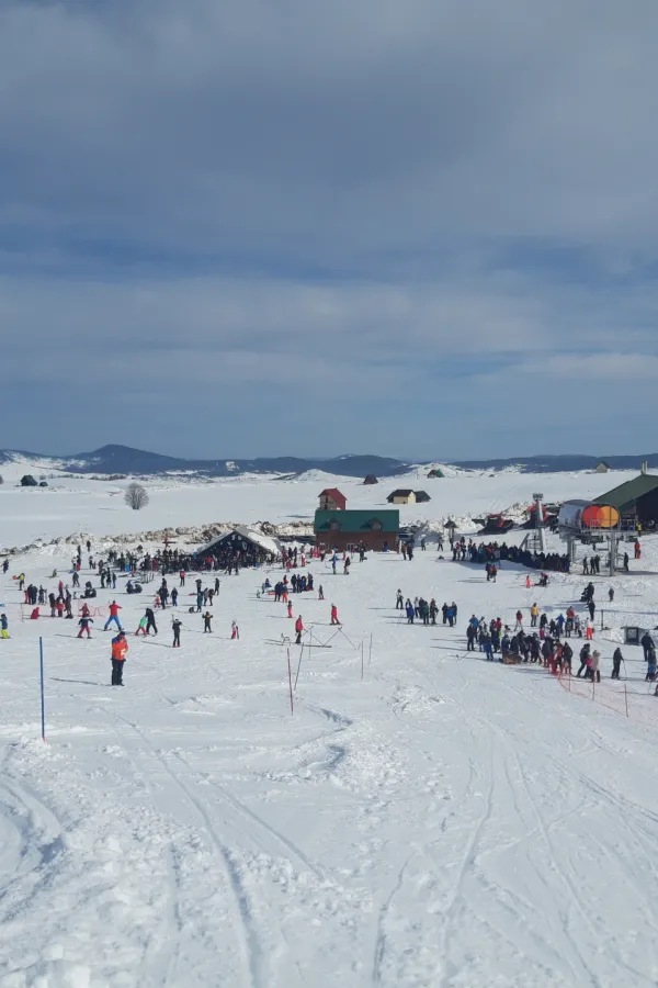 Nesreća na Savinom Kuku: Jedna osoba poginula, druga te&scaron;ko povrijeđena nakon pada iz korpe ski lifta