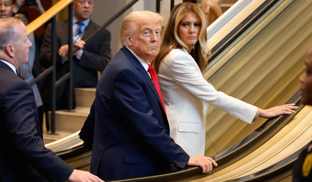 "Nestalo" najmanje 16 dokumenata i fotografija koji povezuju Trampa i Epstajna: Na njima i Melanija