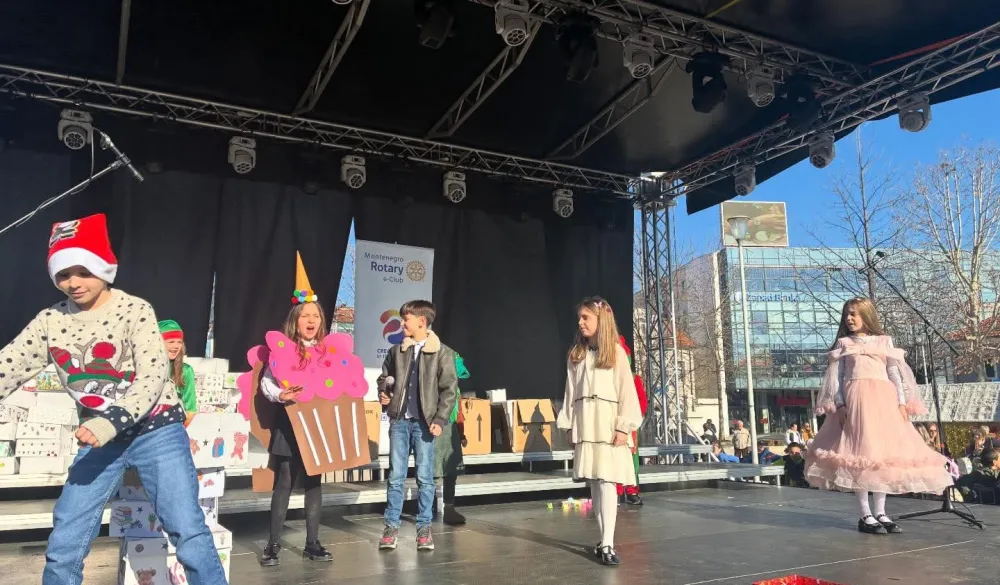 (FOTO) Novogodi&scaron;nja čarolija na Trgu slobode: Bogat program i podjela paketića obradovali najmlađe Nik&scaron;ićane