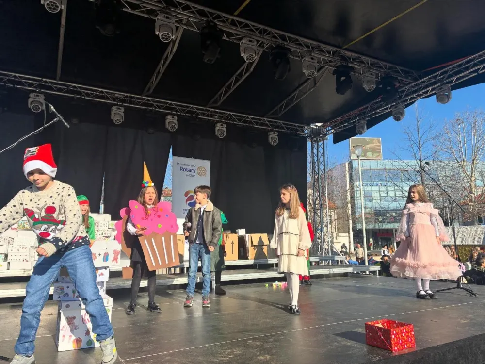 (FOTO) Novogodi&scaron;nja čarolija na Trgu slobode: Bogat program i podjela paketića obradovali najmlađe Nik&scaron;ićane