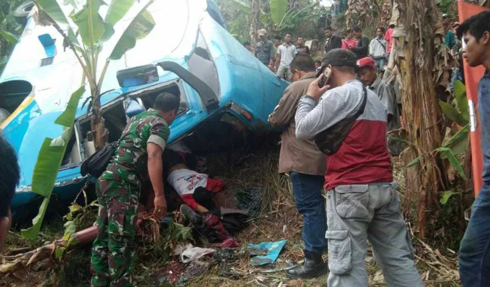 Najmanje 16 ljudi poginulo u prevrtanju putničkog autobusa u Indoneziji
