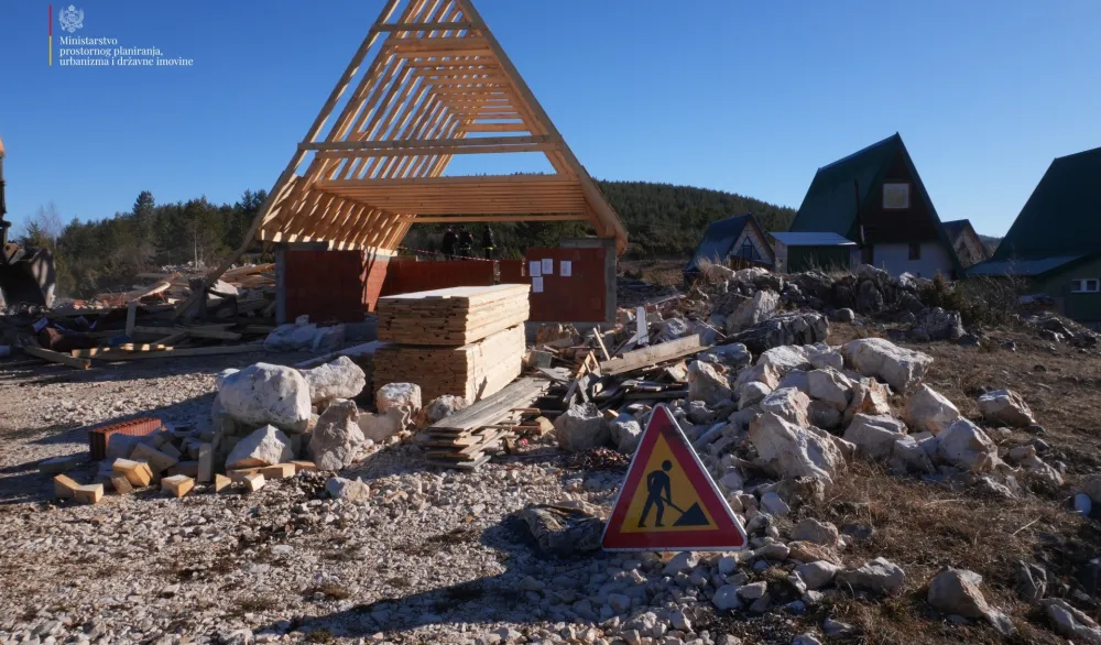 Počelo ru&scaron;enje nelegalnih objekata na Žabljaku