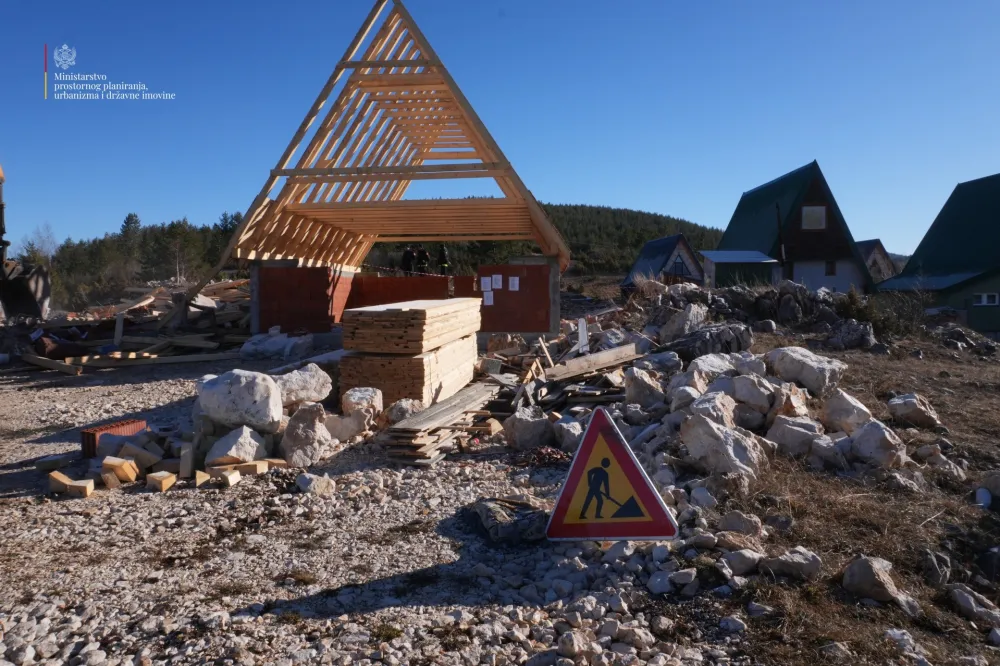 Počelo ru&scaron;enje nelegalnih objekata na Žabljaku