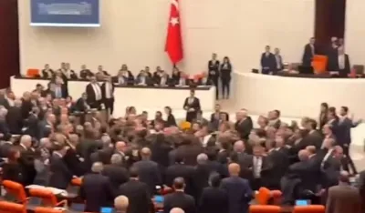 Tuča u turskom parlamentu: Sa verbalnog pre&scaron;li na fizički obračun