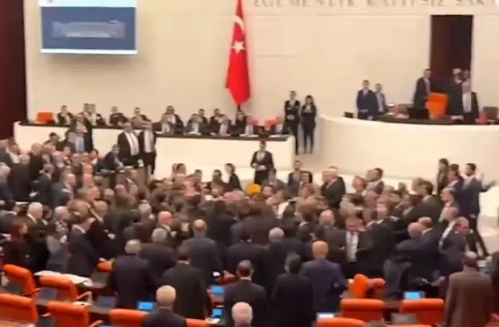 Tuča u turskom parlamentu: Sa verbalnog pre&scaron;li na fizički obračun