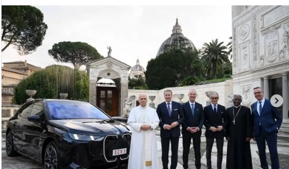 Papa dobio novi papamobil