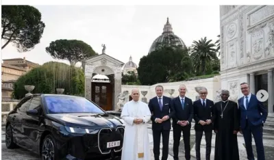 Papa dobio novi papamobil