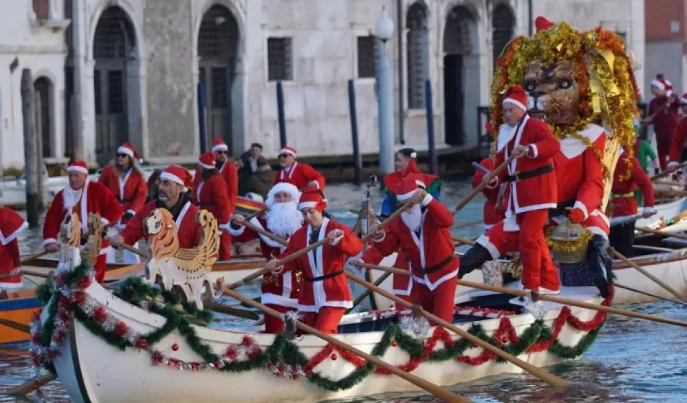 (FOTO) Tradicionalna parada Deda Mrazeva u Veneciji