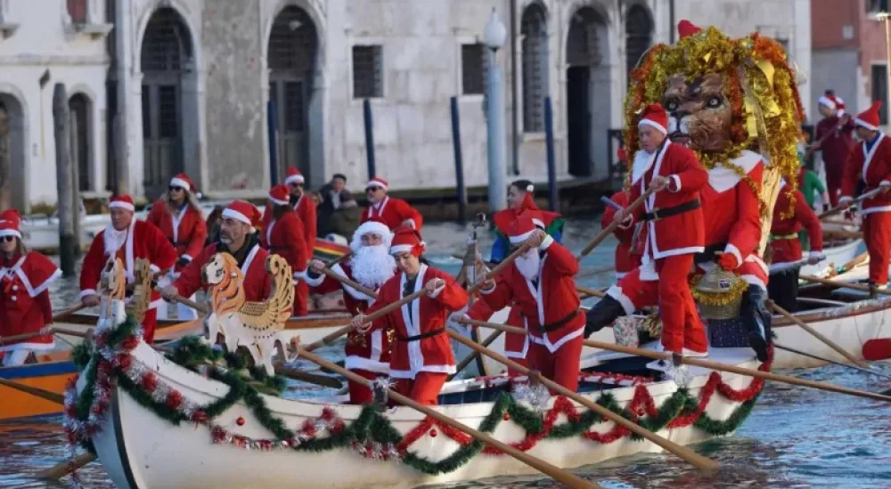 (FOTO) Tradicionalna parada Deda Mrazeva u Veneciji