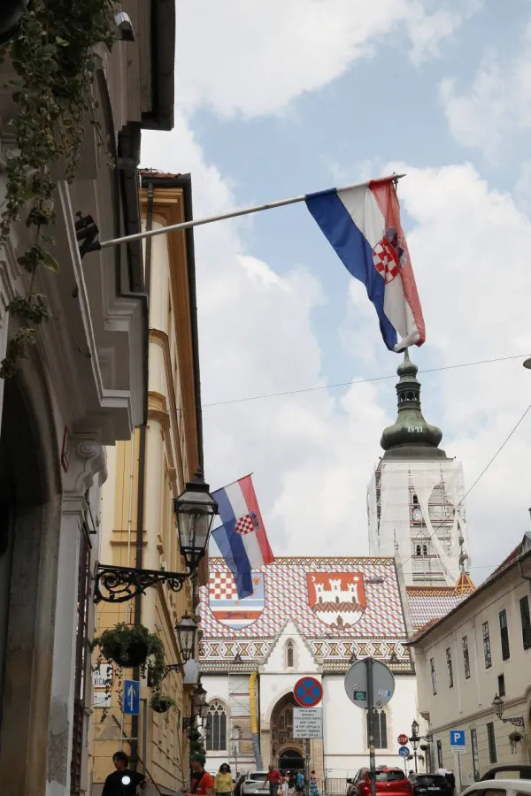 Dvije trećine Hrvata smatra da im je država na pogre&scaron;nom putu