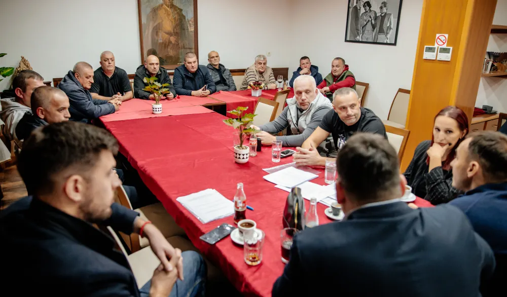 Konatar i Golović sa biv&scaron;im radnicima Željezare: Novim zakonom obe&scaron;tetiti i radnike metalske industrije koji nijesu do sada primili otpremnine