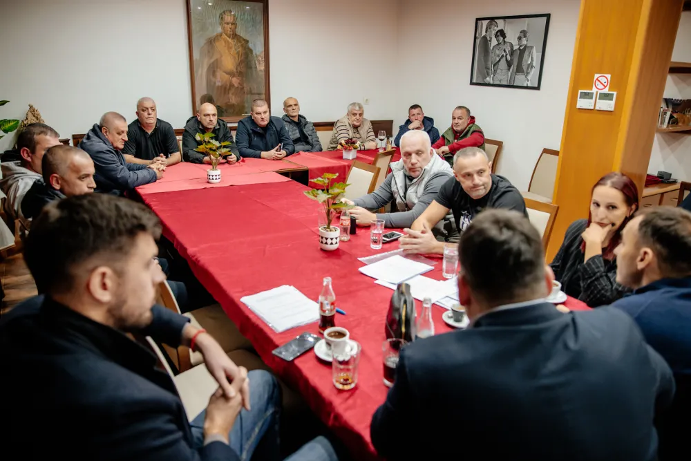 Konatar i Golović sa biv&scaron;im radnicima Željezare: Novim zakonom obe&scaron;tetiti i radnike metalske industrije koji nijesu do sada primili otpremnine