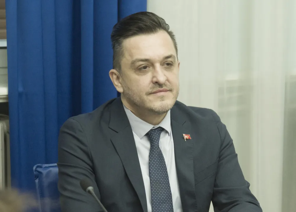 Vuković se pohvalio diplomom Ekonomskog fakulteta: "Ministar magistar"