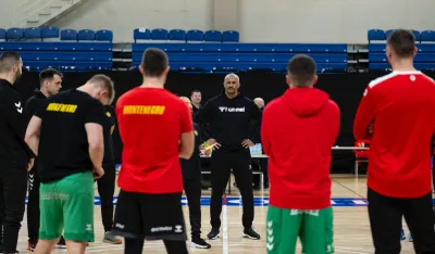 Didije Dinar sa igračima uoči večera&scaron;njeg treninga