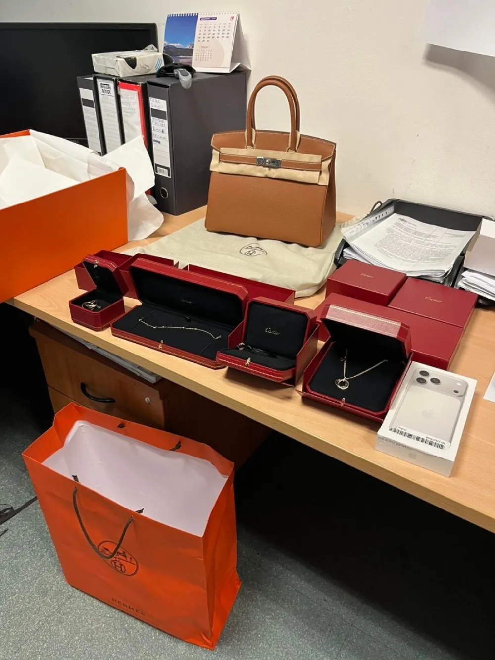 Aerodrom Podgorica: Spriječeno krijumčarenje luksuzne robe vrijedne preko 20.000 dolara