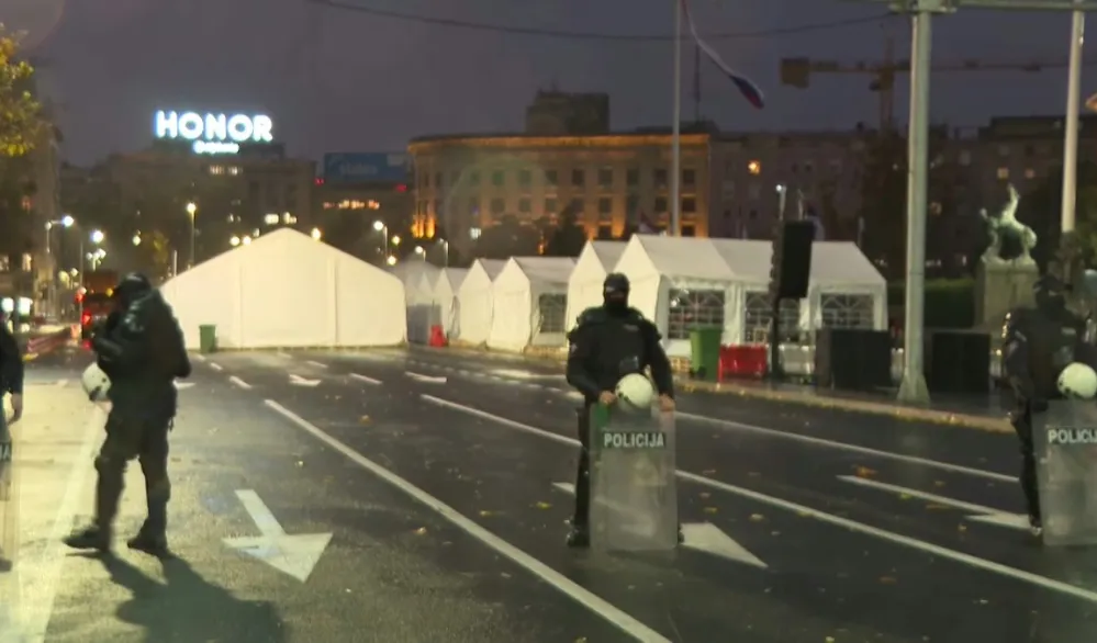 Uklonjeni &scaron;atori ispred Narodne skup&scaron;tine: Ćacilend postaje Božićno selo