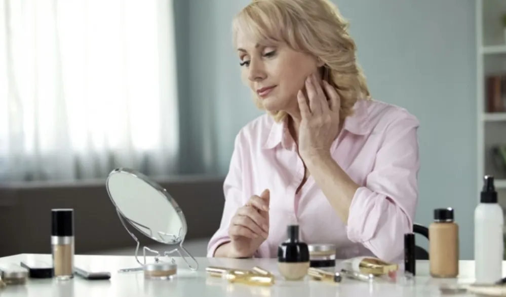 Kako pravilno nanijeti karmin nakon pedesete, a da ne naglasi bore?