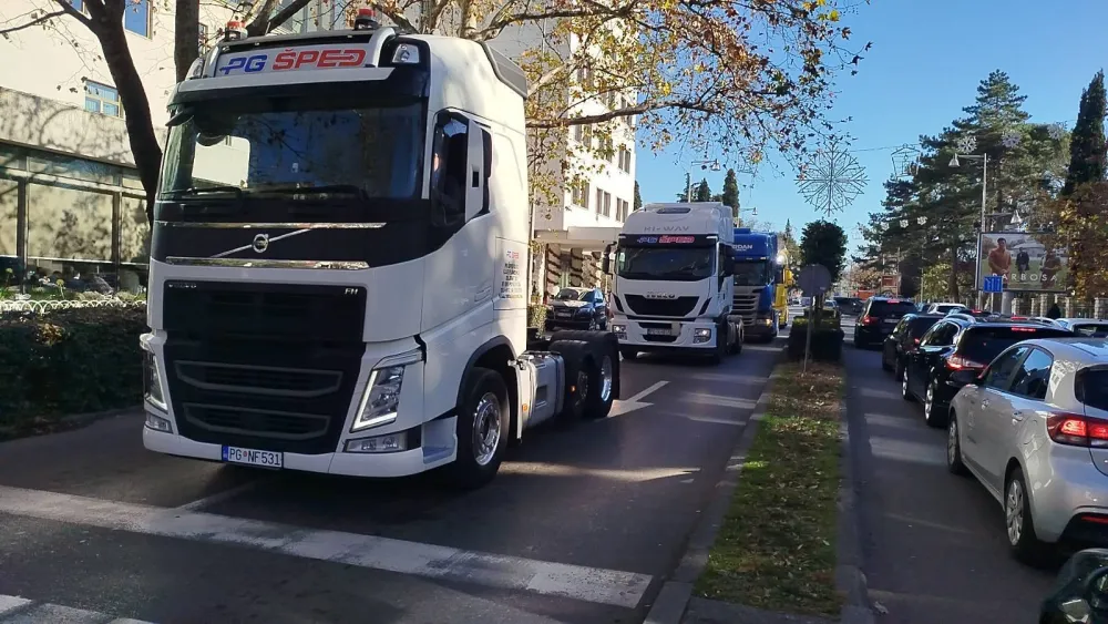 (VIDEO/FOTO) Protestna&nbsp;vožnja&nbsp;kamiona ulicama Podgorice&nbsp;