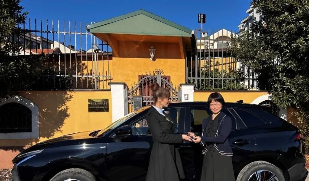 Ambasada Kine donirala Ministarstvu turizma hibridni automobil: Znak podr&scaron;ke i promocije zelenog saobraćaja