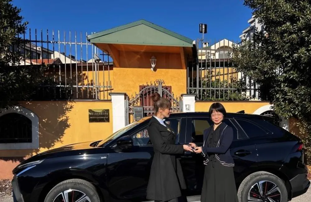 Ambasada Kine donirala Ministarstvu turizma hibridni automobil: Znak podr&scaron;ke i promocije zelenog saobraćaja