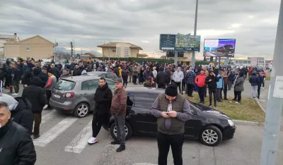 (FOTO) Stanovnici Zete blokirali kružni tok prema aerodromu