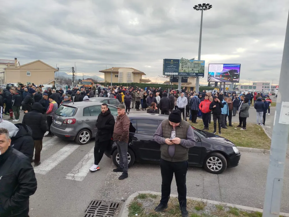 (FOTO) Stanovnici Zete blokirali kružni tok prema aerodromu