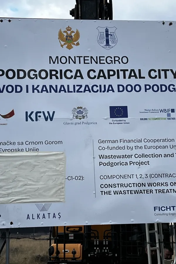 (FOTO/VIDEO) Postavljena tabla, počinje gradnja kolektora u Botunu