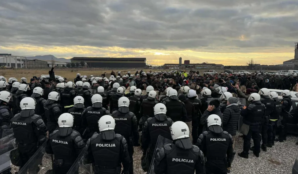 (FOTO/VIDEO) Ako bude po Njutnu, u Podgorici pada vlast