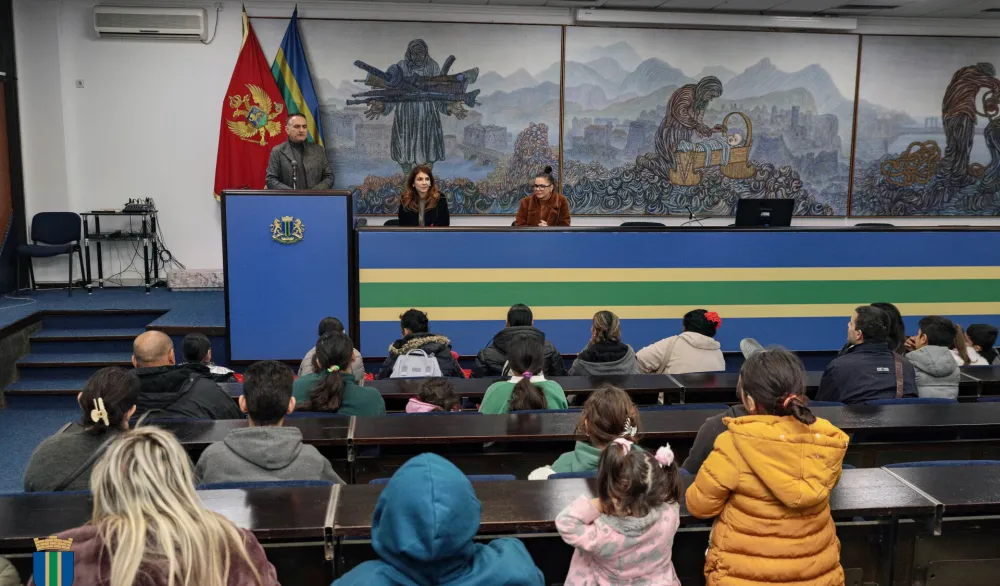 ​Op&scaron;tina Bar novogodi&scaron;njim paketima&nbsp;obradovala djecu pripadnike RE populacije