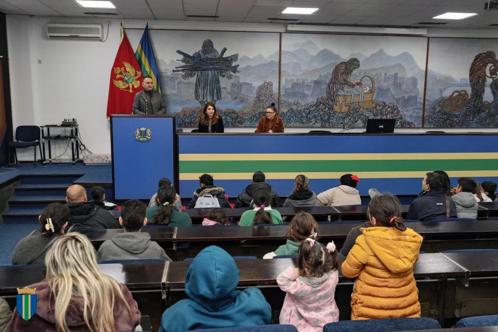 ​Op&scaron;tina Bar novogodi&scaron;njim paketima&nbsp;obradovala djecu pripadnike RE populacije