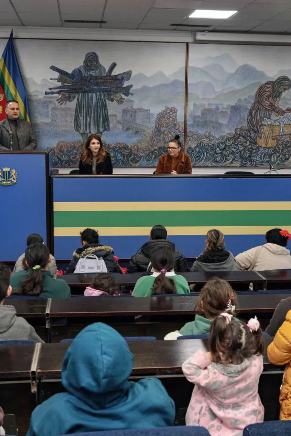 ​Op&scaron;tina Bar novogodi&scaron;njim paketima&nbsp;obradovala djecu pripadnike RE populacije