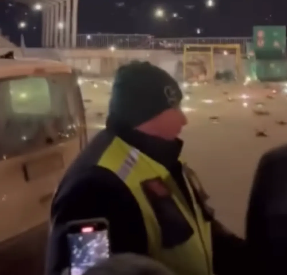 (VIDEO) Incident u Budvi: Dronovi tokom spektakla popadali u more i na plato ispred Lučke kapetanije