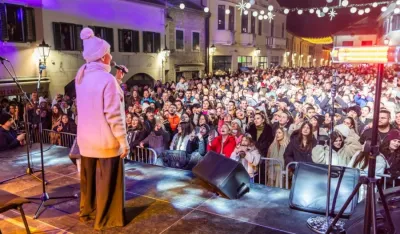 Herceg Novi nastavio u prazničnom ritmu: Jo&scaron; jedna sjajna noć na punom trgu