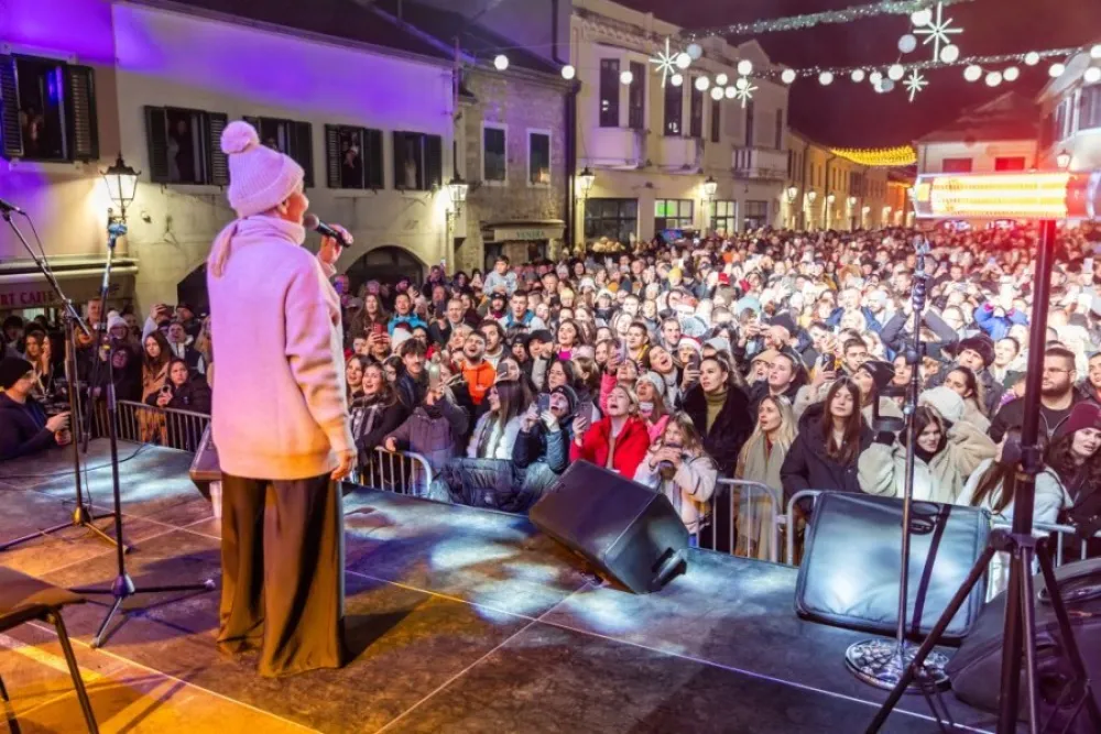 Herceg Novi nastavio u prazničnom ritmu: Jo&scaron; jedna sjajna noć na punom trgu