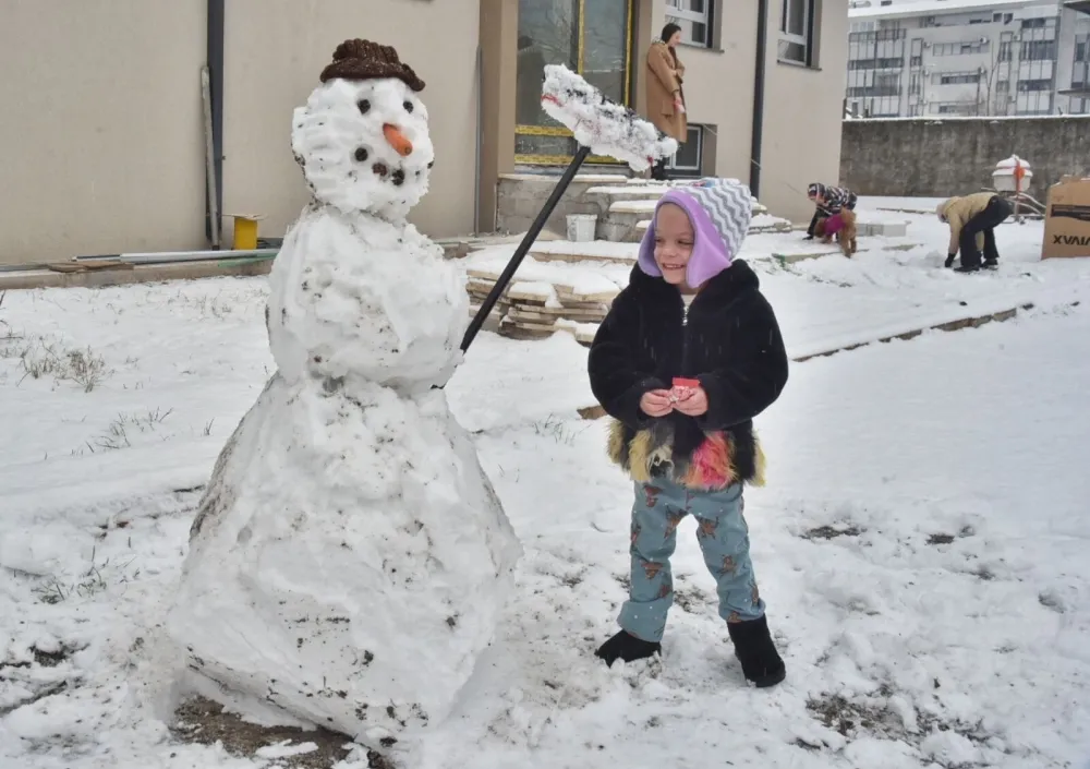 Zimska idila u Podgorici, snijeg obradovao mali&scaron;ane