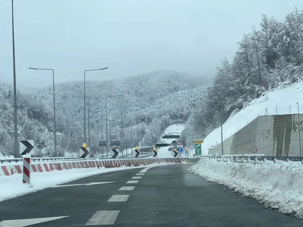 Apel Uprave policije: Vozite oprezno, moguće otežano saobraćanje, smanjena vidljivost, zastoji