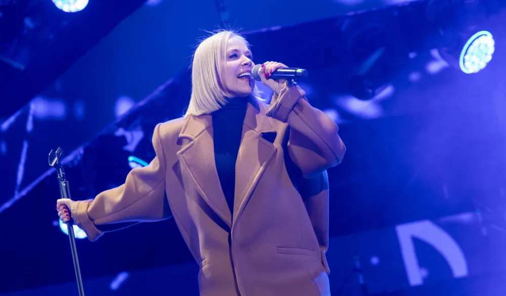 Pune Pine i sjajna atmosfera uz Jelenu Rozgu na reprizi Nove godine u Tivtu