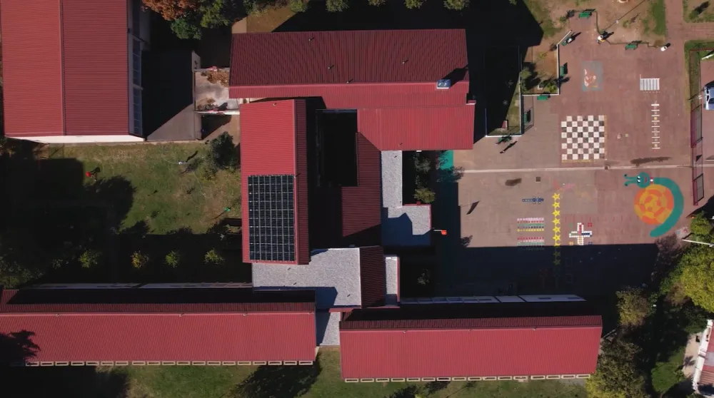 Na krovovima O&Scaron; &bdquo;Oktoih&rdquo; i Resursnog centra &bdquo;1.jun&rdquo;: Postavljeni solarni paneli