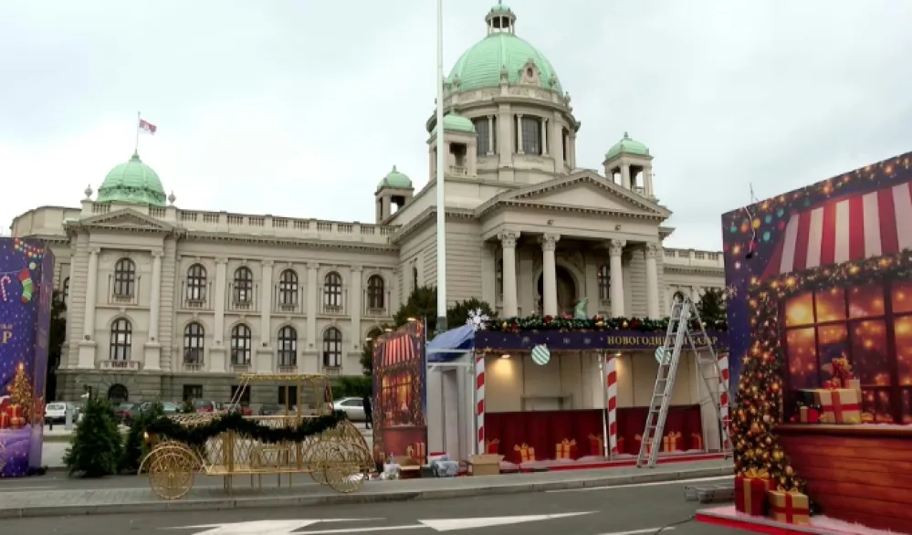 Uklanjaju se kućice iz "božićnog seoceta" ispred Skup&scaron;tine