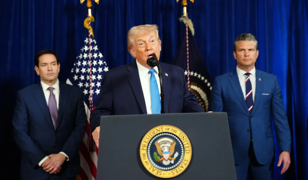 Predsjendik Tramp sa državnim sekretarima Markom Rubiom i Pitom Hegsetom na konferenciji za &scaron;tampu. (Tierney L. Cross/The New York Times)