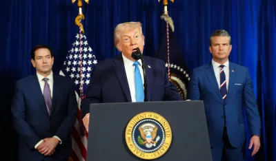 Predsjendik Tramp sa državnim sekretarima Markom Rubiom i Pitom Hegsetom na konferenciji za &scaron;tampu. (Tierney L. Cross/The New York Times)